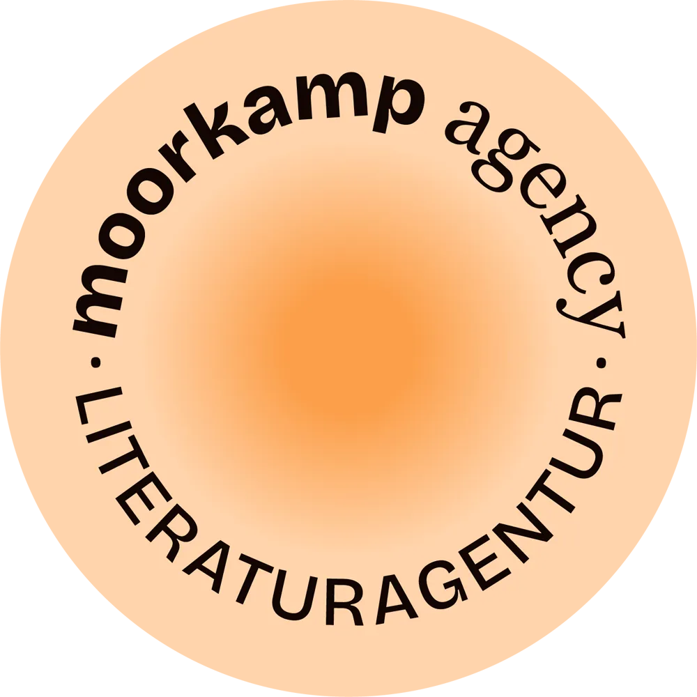 Sekundäres Logo von moorkamp agency, Oranger Kreis mit rund angeordneter Schrift "moorkamp agency – Literaturagentur"